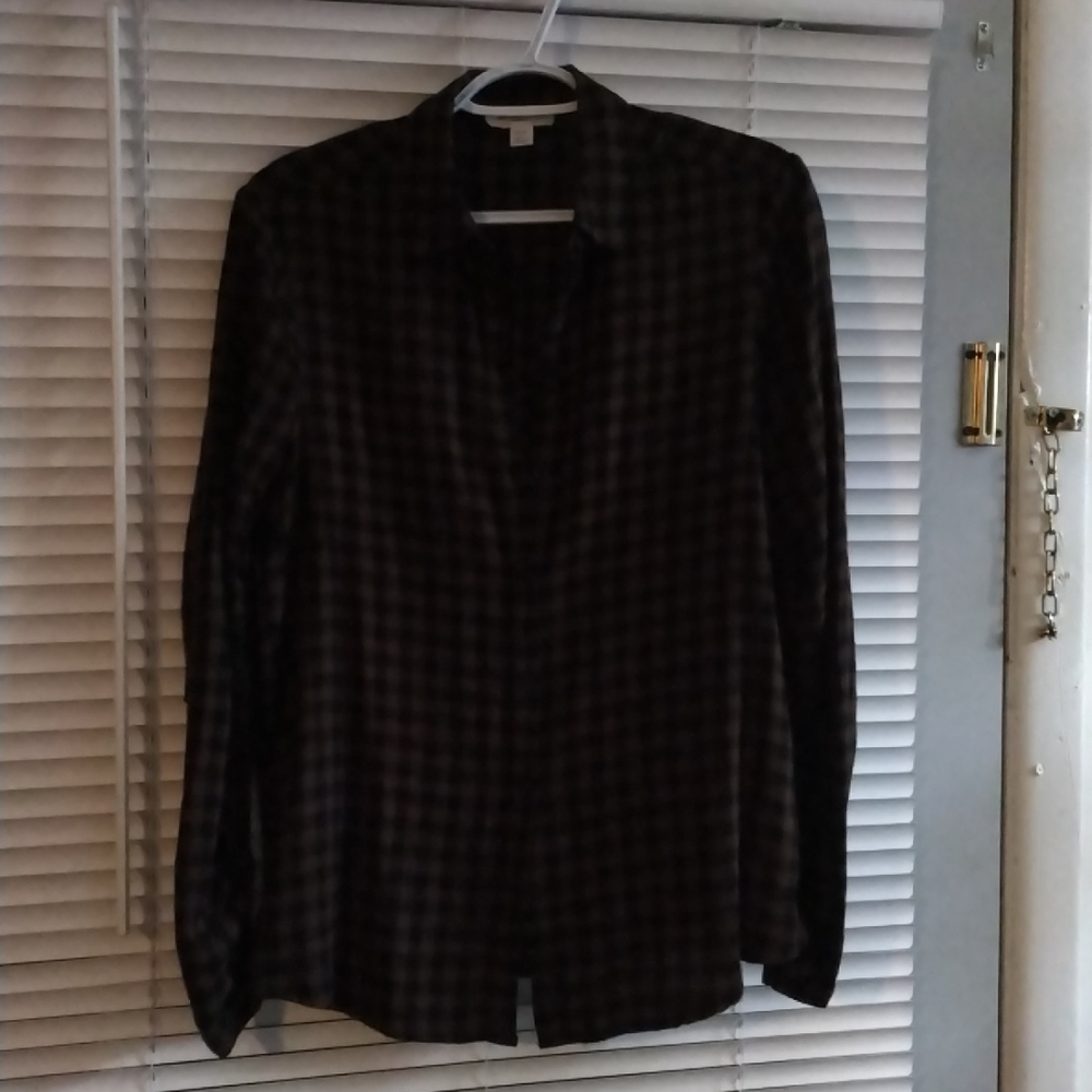 Beach lunch lounge shirt size small the color is BLK and brown
